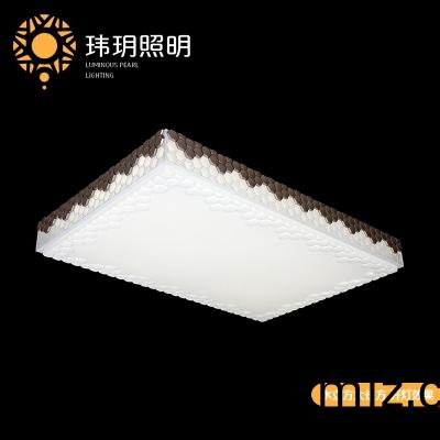 選擇(ze)吸(xi)頂燈(deng)的(de)光色需要(yao)配套空間的(de)風格(ge)